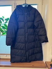 Sehr langer schwarzer Daunenmantel von S.Oliver Grösse 42