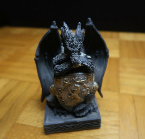 Alter drache mit schild - alter,