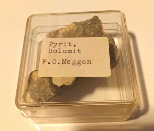 Pyrit auf dolomit mineralstufe - pyrit,