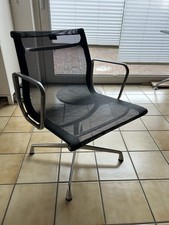 Vitra Eames EA 107 mit