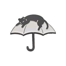 Schwarze Katze chillt aufm