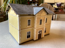 Mehrfamilienhaus - Eisenbahn - Spur H0 - gelb - Schieferdach - 17 x 13 x 12,5 cm