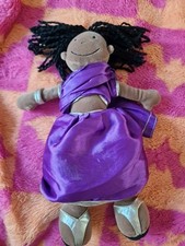 Plüschpuppe dunkelhäutig