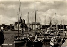 Ak Stralsund in Vorpommern, Hafen, Segelboote, Stadtansicht, Wolken - 4908171