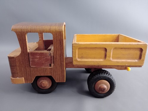 Altes holz auto - holz, kipper