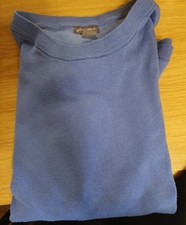 Schöner, blauer Pullover von