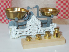 Bodo Hennig Tischwaage mit Gewichten Küchen Waage Gusseisen Weiß Puppen MINIATUR