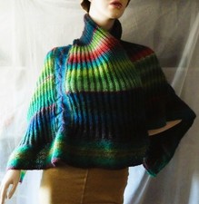 SCHULTERWÄRMER PONCHO STRICK