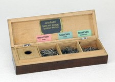 NADELDOSE aus Holz, Fach für Abfall, ca. 300 Nadeln, Needle-tin, Grammophon D270