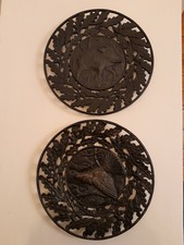 2 schwere Gusseisen Wandteller