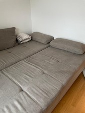 Graues Sofa mit Schlaffunktion