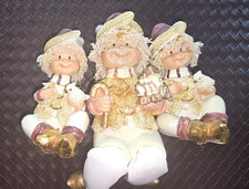 3 Figuren, Kantenhocker , Zwerge o.ä., beige goldfarben