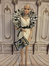 FASHION ROYALTY DOLL