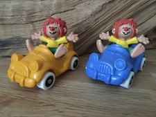 Gummi   2 Auto Pumuckel blau -gelb-Figuren Grün-Rot-Gelb-Bespielt