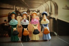 4 Figuren reisende Damen