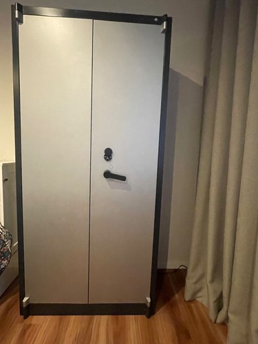 Grosser massiver stahlschrank - grosser,