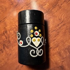 Vintage schwarze runde Lederbox mit Lederstickerei ( Würfelbecher) ?