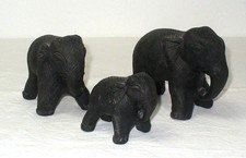 3 schwarze Elefanten Skulpturen / Figuren + 1 weißer Elefant gratis