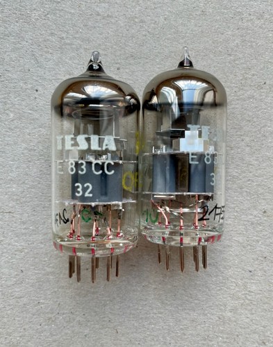Paar nos tesla - -, frame