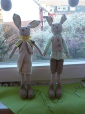 Nostalgische Oster-Dekoration mit 2 liebevollen Osterhasen aus Stoff