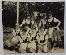 ALTES FOTO...GRUPPENFOTO...FRAUEN...DIRNDL...GARTEN...ALTE MODE...