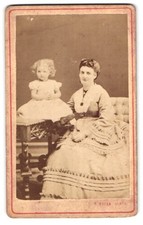 Fotografie Franz Boden, Glatz, Portrait Mutter im Biedermeierkleid mit ihrer 1  
