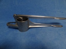 1 Original Spätzlepresse Nudel Kartoffelpresse Aluminium mit Auflage  F. Topf