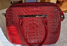 Handtasche, rot, aufgeteilt in 1 großes mittleres und 2 Außenfächer, 