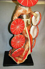 Große alte Asiatische Geisha Puppe auf Lackholzsockel