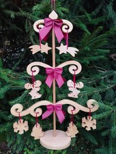 Großer Friesenbaum mit lustigen Elchen, weihnachtlich dekoriert