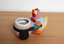 Eierbecher als Schubkarre mit Huhn Hahn Keramik