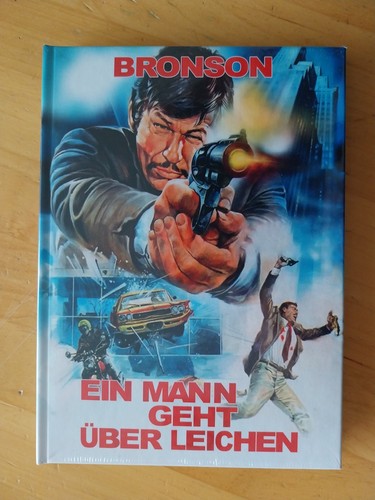 Ein mann geht über - ein,