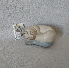 Statue schlafende Katze aus