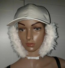 Marc Cain Winter Mütze,Winter Cap mit weichem Kunstfell in Cremeweiß Neu