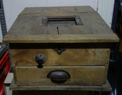 Antike holz kasse mit glocke - holz,