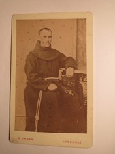 Landshut - sitzender Mönch in Kutte - Mönchskutte - Geistlicher - Kulisse / CDV