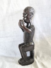 Afrikanische Holzfigur Sitzender Mann, der trinkt  Ebenholz Statuette Handarbeit