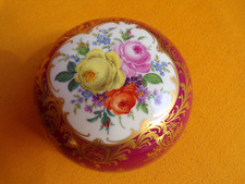 Meissen Schwerter XL Deckeldose rund bordeauxrot Blumenbouquet reich Gold 1.Wahl