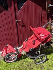 Roter Jogger-Kinderwagen der Marke Blue Bird mit Transporttasche