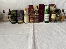 9 Flaschen Whisky, 1 Flasche Bourbon, 1 Flasche Rum, leer für Sammler bzw. Deko