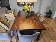 Massiver Esstisch aus dunklem