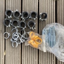 18 St. Befestigungsschellen Rohrschelle Gummieinlage Stockschraube 40-43+Clips 