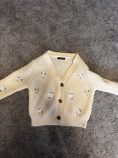 Weiße Strickjacke mit Blumen & Knöpfen von Shein – warm, weich & wie neu