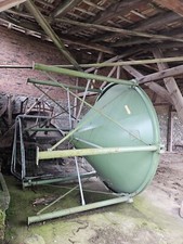 2x Getreidesilo Neuero, 1x mit Trichter, ca. 25t, 1x ohne Trichter, ca 30t