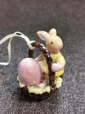 Villeroy & Boch Bunny Family Ostern Hasenmädchen im Korb gelbes Kleid Ornament  