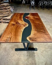 Schwarzer Epoxid Live Edge