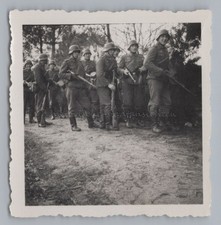 Wehrmachtsoldaten mit Gewehren