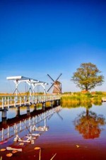 Wandbild: Holland-Reisen. Traditionelle holländische Holzbrücke im Dorf [...]