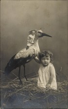 Ak Mädchen, Storch trägt eine Puppe auf dem Rücken, Portrait - 4521778