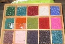 1.650 Gramm - Glas Perlen - filigran - und 1 Sortierbox aus Holz